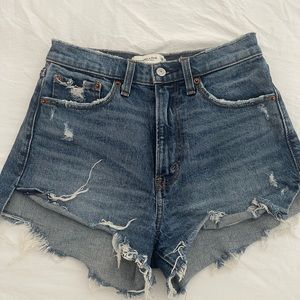 Abercrombie high rise mom jean shorts, size 0/25, medium wash